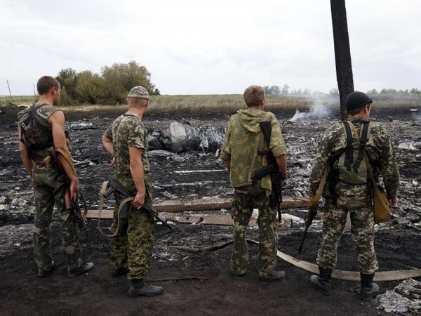 Lực lượng ly khai tại hiện trường vụ rơi máy bay MH17 ở Ukraine. (Nguồn: Reuters)