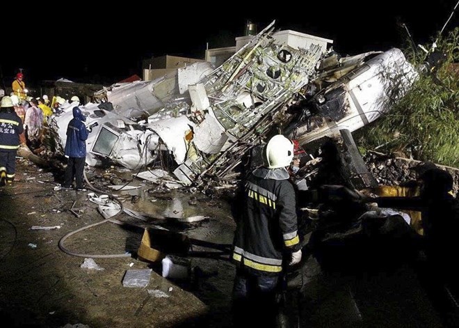 Hiện trường vụ tai nạn máy bay ở Đài Loan (Nguồn: AP)