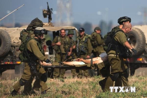Cấp cứu một binh sĩ Israel bị thương sau cuộc giao tranh với lực lượng Hamas tại Dải Gaza ngày 21/7. (Ảnh: AFP-TTXVN)