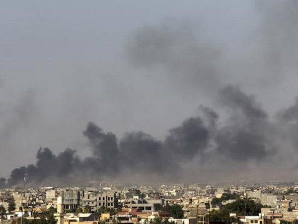 Khói đen trùm thành phố Benghazi sau vụ đụng độ giữa lực lượng đặc nhiệm Libya với các phiến quân Hồi giáo. (Nguồn: Reuters)