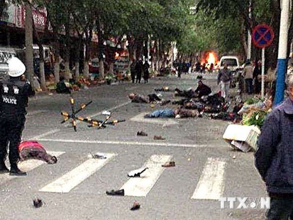 Hiện trường vụ nổ ở Tân Cương hôm 22/5. (Nguồn: THX/TTXVN)