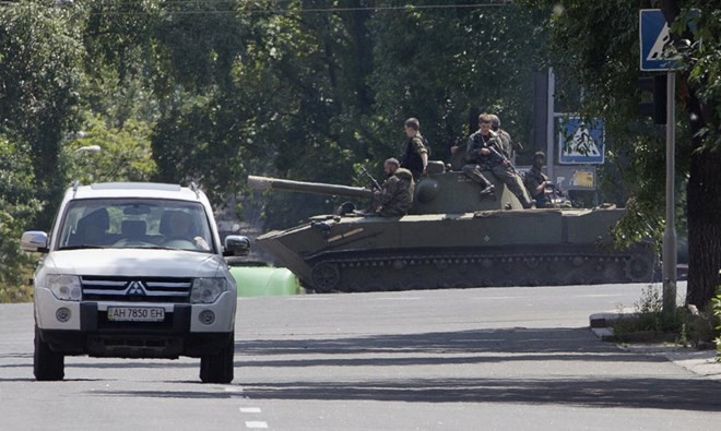 NATO cho rằng Nga tài trợ vũ khí cho lực lượng ly khai ở miền Đông Ukraine (Nguồn: AP)