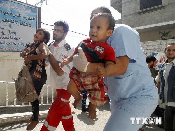 Chuyển trẻ Palestin bị thương trong vụ nã pháo của Israel tới bệnh viện ở phía Nam Dải Gaza. (Nguồn: AFP/TTXVN)