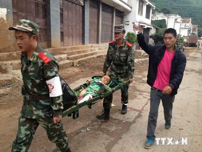 Một em nhỏ bị thương trong trận động đất ở huyện Ludian, thành phố Chiêu Thông, tỉnh Vân Nam. (Ảnh: THX/TTXVN)