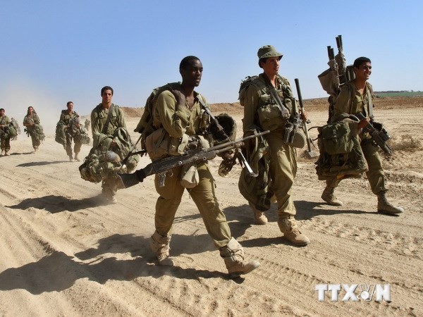 Binh lính Israel tại khu vực biên giới giữa Israel và Dải Gaza sau khi rút khỏi vùng đất do phong trào Hamas kiểm soát, ngày 4/8. (Ảnh: AFP/TTXVN)