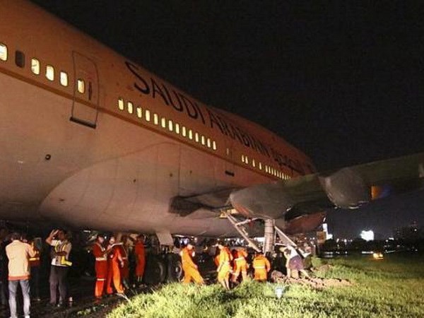 Các nhân viên sân bay đang giúp chiếc máy bay ra khỏi chỗ mắc kẹt. (Nguồn: Reuters)