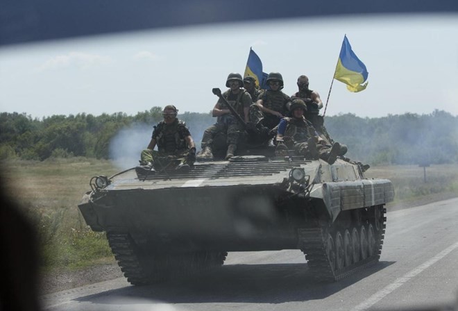 Xe bọc thép của quân đội Ukraine tham gia chiến dịch quân sự ở miền Đông (Nguồn: AP)