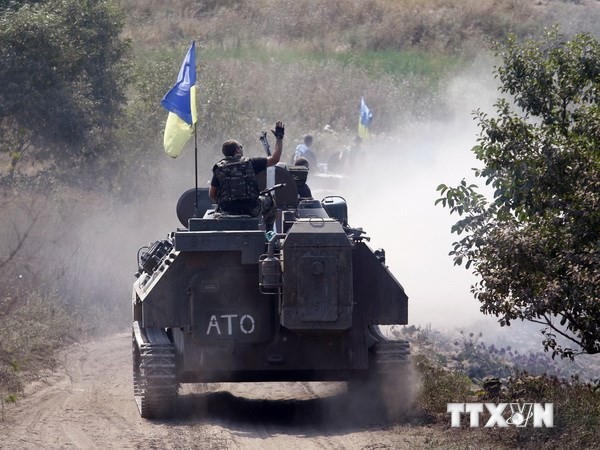Binh sỹ Ukraine đi qua khu vực gần thành phố Donetsk ngày 11/8. (Ảnh: AFP/TTXVN)