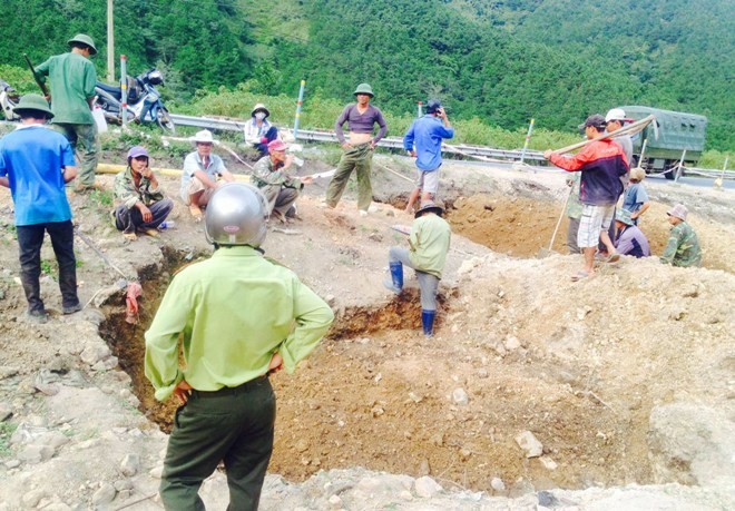 Kiểm lâm ngăn dân bới tìm huỳnh đàn ở đèo Mang Yang