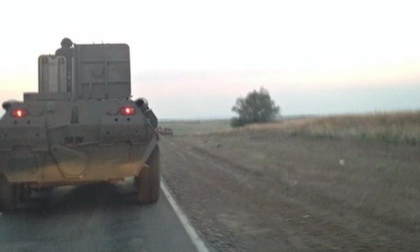 Một chiếc xe bọc thép của Nga ở gần biên giới Ukraine. (Nguồn: Guardian) 