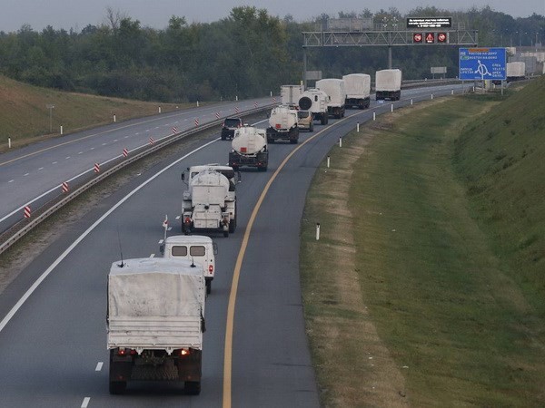 Đoàn xe viện trợ của Nga tiến về biên giới Ukraine. (Nguồn: AP)