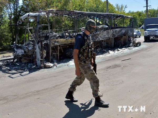 Lực lượng ly khai kiểm tra tại chốt kiểm soát ở Lisichansk, miền đông Ukraine. (Nguồn: AFP/TTXVN)