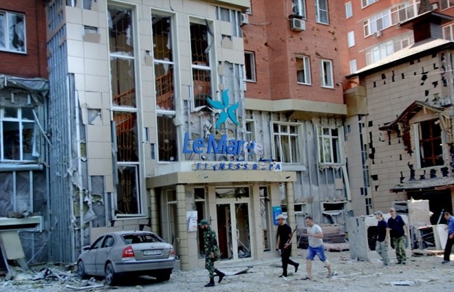 Một tòa nhà bị bắn phá ở trung tâm Donetsk. (Nguồn: ITAR-TASS)