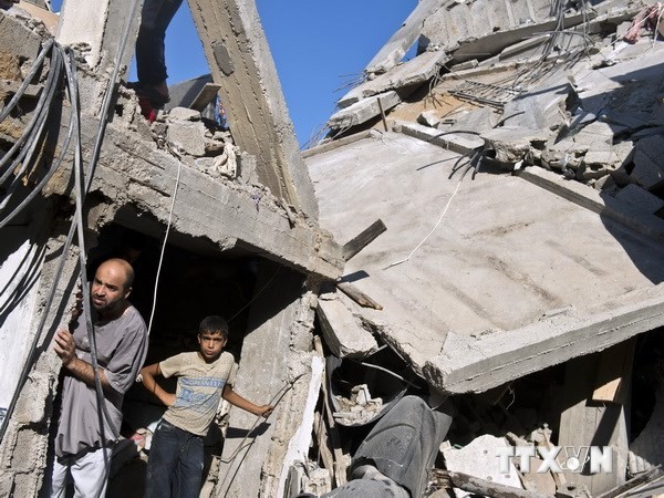 Một tòa nhà bị phá hủy trong các vụ không kích ở Gaza. (Nguồn: AFP/TTXVN)
