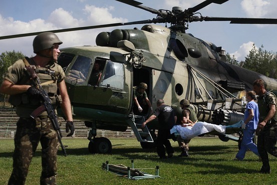 Quân chính phủ Kiev đang vận chuyển người bị thương rời khỏi miền đông Ukraine. Ảnh: AP