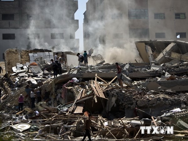 Một chung cư 12 tầng bị sập sau vụ không kích của Israel xuống thành phố Gaza ngày 24/8. (Nguồn: AFP/TTXVN)