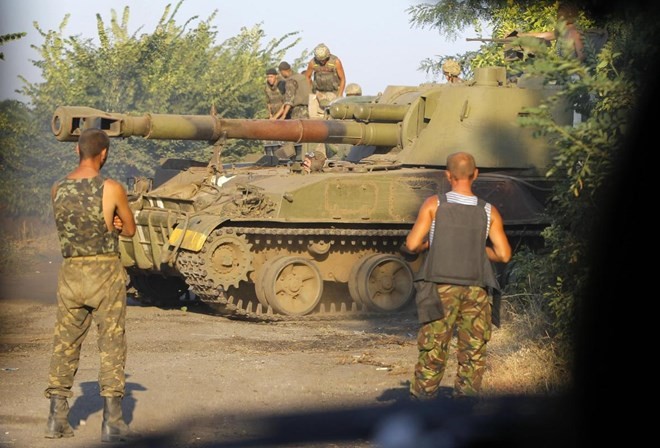 Binh sĩ Ukraine tại vùng Lugansk hôm 14/8 (Nguồn: AP)