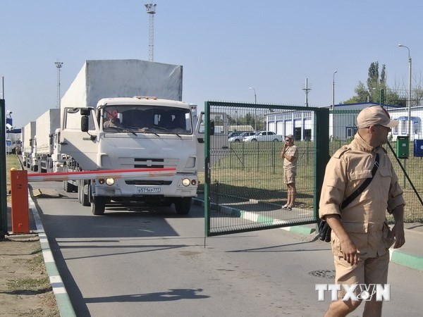 Đoàn xe chở hàng cứu trợ của Nga tại trạm kiểm soát hải quan ở khu vực cửa khẩu Donetsk-Izvarino ngày 22/8. (Nguồn: AFP/TTXVN)