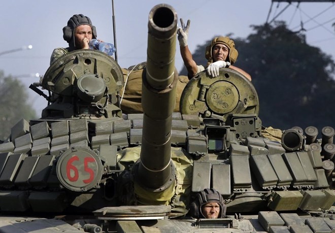 Xe tăng của quân ly khai tại Krosnodo, miền Đông Ukraine hôm 15/8 (Nguồn: AFP)