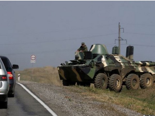 Một xe bọc thép của Nga đỗ bên đường từ Kamensk-Shakhtinsky, Rostov thuộc Nga đến Donetsk, Ukraine hôm 22/8 vừa qua. (Nguồn: Reuters)