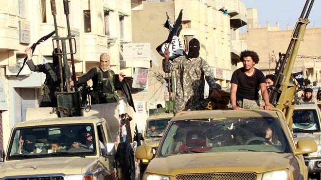 Các chiến binh Hồi giáo cực đoan thuộc lực lượng Nhà nước Hồi giáo tự xưng IS trên đường phố Raqqa, Syria (Nguồn: Reuters)