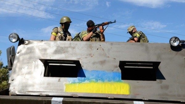 Đơn vị tình nguyện Dnipro thuộc quân chính quyền Ukraine ở thành phố Novoazovsk, khu vực Donetsk. (Ảnh:AFP)