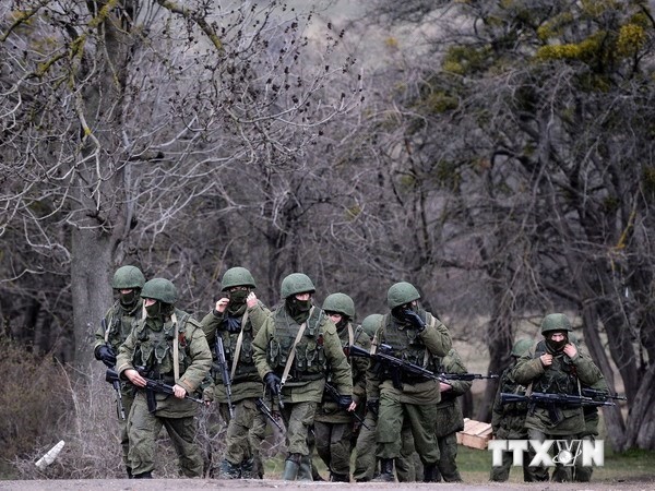 Binh sỹ Nga tuần tra ở Perevalnoye, ngoại ô Simferopol ngày 20/3. (Nguồn: AFP/TTXVN)