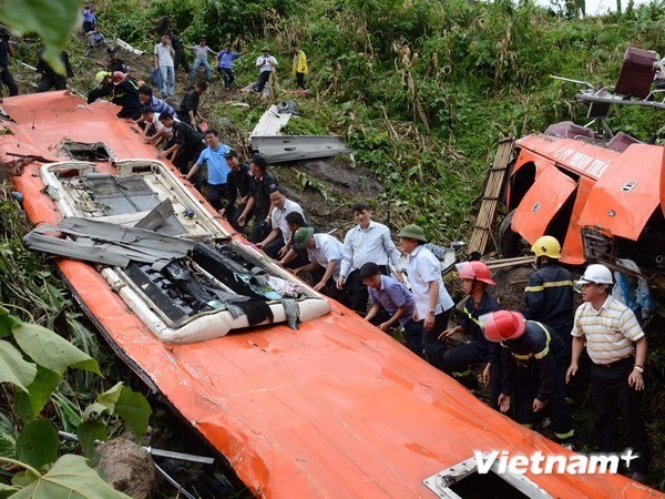 Hiện trường vụ tai nạn thảm khốc khiến 12 người thiệt mạng và hàng chục người bị thương (Ảnh: PV/Vietnam+)