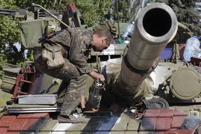Một binh sĩ Ukraine tại Mariupol hôm 5/9 (Nguồn: AFP)