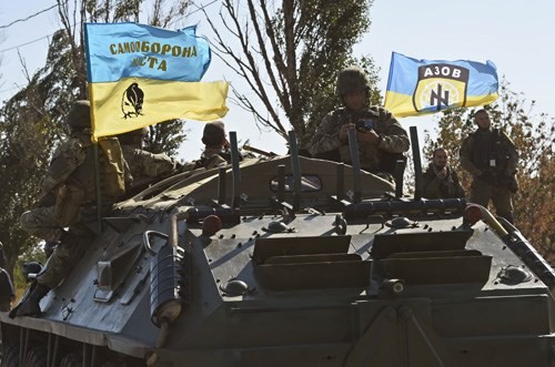 Lính Ukraine canh gác tại một chốt kiểm soát ở ngoại ô Mariupol. (Nguồn: AFP )