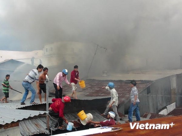 11 căn nhà ở TP Long Xuyên bị thiêu rụi trong biển lửa