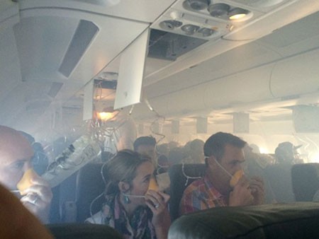 Khoang hành khách chiếc Airbus A320 chìm trong khói. Ảnh: ABCnews