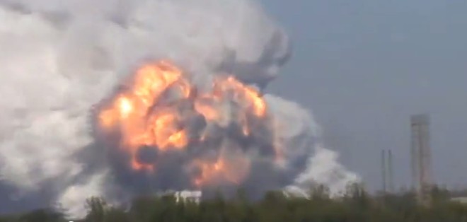 Vụ nổ lớn xảy ra tại một nhà máy quân sự ở Donetsk, Ukraine sáng 20/9. Ảnh: Youtube