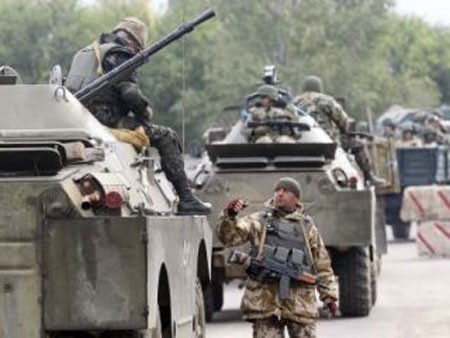 Xe tăng của lực lượng chính phủ Ukraine ở vùng Donetsk, miền đông Ukraine - Ảnh: Reuters