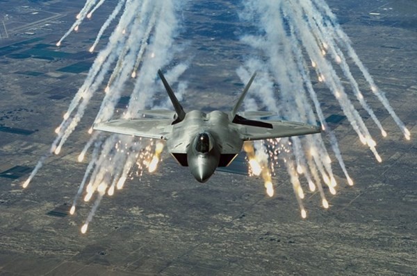 F-22 Raptor của Mỹ là sự tổng hợp của hàng loạt tính năng ưu việt như công nghệ tàng hình, hệ thống điều khiển tự động, đa năng, đạt tốc độ siêu âm mà không đốt nhiên liệu phụ. 