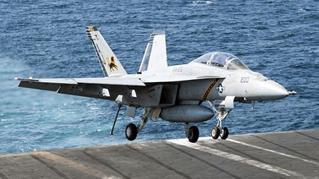 Một chiếc F/A-18F Super Hornet vừa trở về sau nhiệm vụ không kích IS tại Syria. Ảnh: U.S. Navy