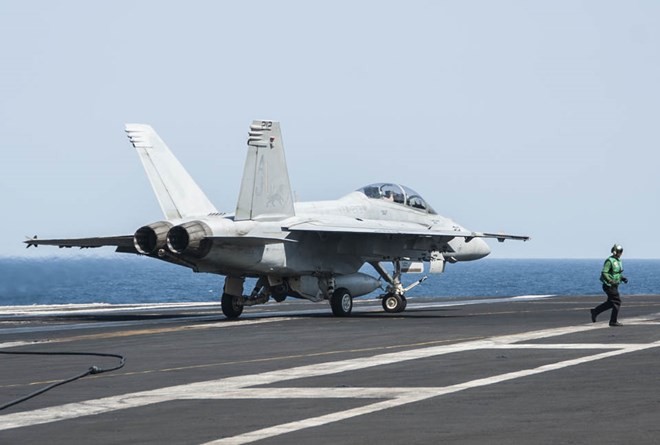 Máy bay tiêm kích Mỹ trở về tàu sân bay USS George H.W. Bush sau khi không kích IS ở vùng Vịnh. (Nguồn: AFP)