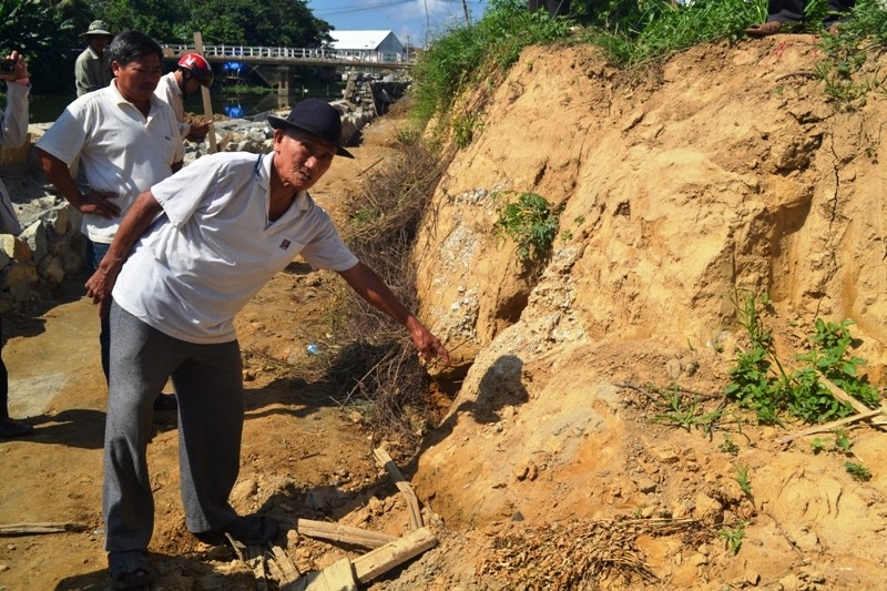 Khu vực 34 ngôi mộ của dân làng Xuân Hoà bị biến mất do thi công kè hói Như Ý (TP Huế). Ảnh: Ngọc Văn