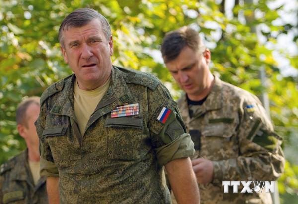 Phái đoàn đại diện quân đội Nga do Trung tướng lục quân Alexander Lentsov (trái) dẫn đầu tới miền Đông Ukraine để thảo luận riêng rẽ với quân đội Ukraine và lực lượng đòi ly khai ở miền Đông. (Ảnh: AFP/TTXVN)