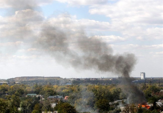 Cột khói bốc lên từ khu dân cư gần sân bay Donetsk sau các cuộc đụng độ giữa quân chính phủ và ly khai, ngày 1/10. (Nguồn: AP)