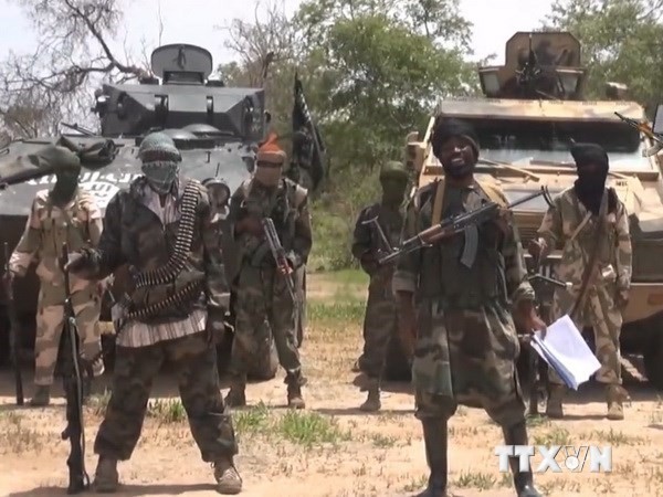 Thủ lĩnh nhóm Hồi giáo cực đoan Boko Haram Abubakar Shekau (giữa) trong một đoạn băng video phát ngày 13/7. (Nguồn: AFP/TTXVN)