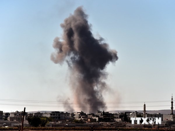 Khói bốc lên sau các cuộc không kích của liên quân xuống Kobane. (Nguồn: AFP/TTXVN)