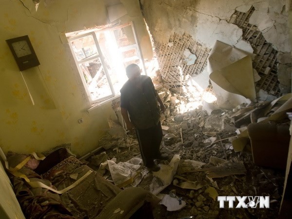 Khung cảnh hoang tàn sau vụ nã pháo vào ngôi làng Peski, ngoại ô Donetsk. (Nguồn: AFP/TTXVN)