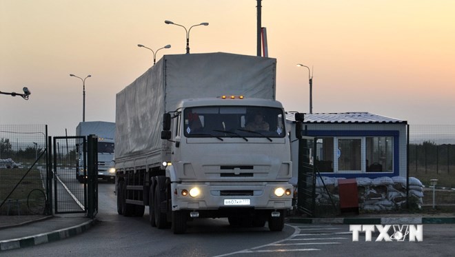 Xe chở hàng cứu trợ của Nga qua trạm kiểm soát hải quan Izvarino của Ukraine ngày 13/9. (Ảnh: AFP/TTXVN)