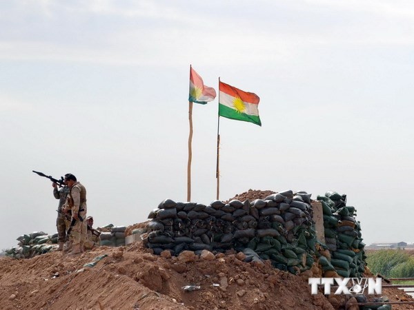 Chiến binh người Kurd gác gần cầu Mullah Abdullah, cách Kirkuk khoảng 25km về phía tây nam, gần dinh lũy của các tay súng IS. (Nguồn: AFP/TTXVN)