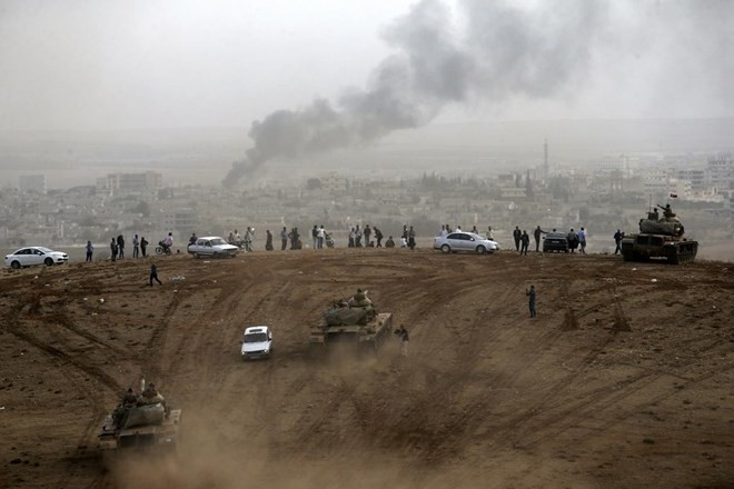 Xe tăng quân đội Thổ Nhĩ Kỳ triển khai ở biên giới giáp thị trấn Kobane (Nguồn: AFP)