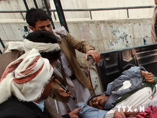 Chuyển nạn nhân trong vụ đánh bom ở Sanaa. Ảnh minh họa. (Nguồn: AFP/TTXVN)