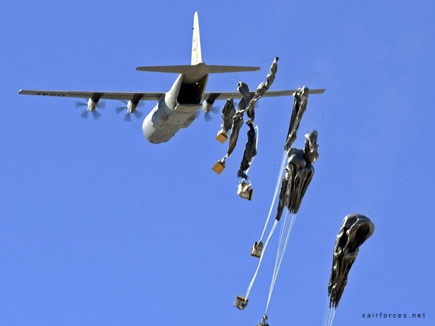 Máy bay vận tải của Mỹ thả vũ khí và hàng cứu trợ cho lực lượng người Kurd ở Kobane. Nguồn: xairforces.net