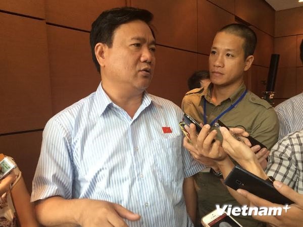 Bộ trưởng Đinh La Thăng trả lời báo chí. (Ảnh: V.H/Vietnam+)