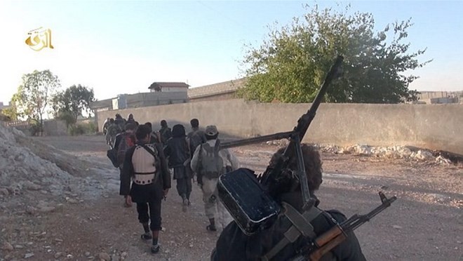 Những binh sỹ IS di chuyển trên đường phố ở Kobane trong đoạn phim. (Nguồn: Dailymail)